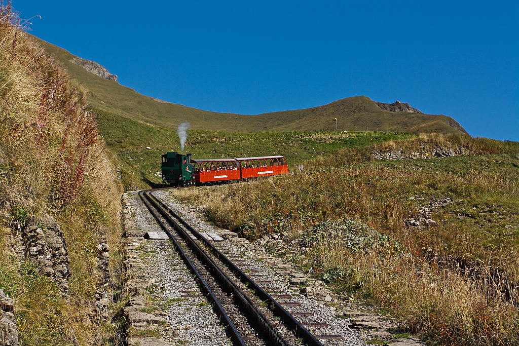 The heating oil-fired BRB 16, is our train (with the diesel BRB 9) at the exit from the Brienzer Rothorn on 01/10/2011 always on their heels. Here unter the crossover point of Oberstaffel (1828 m above sea level).