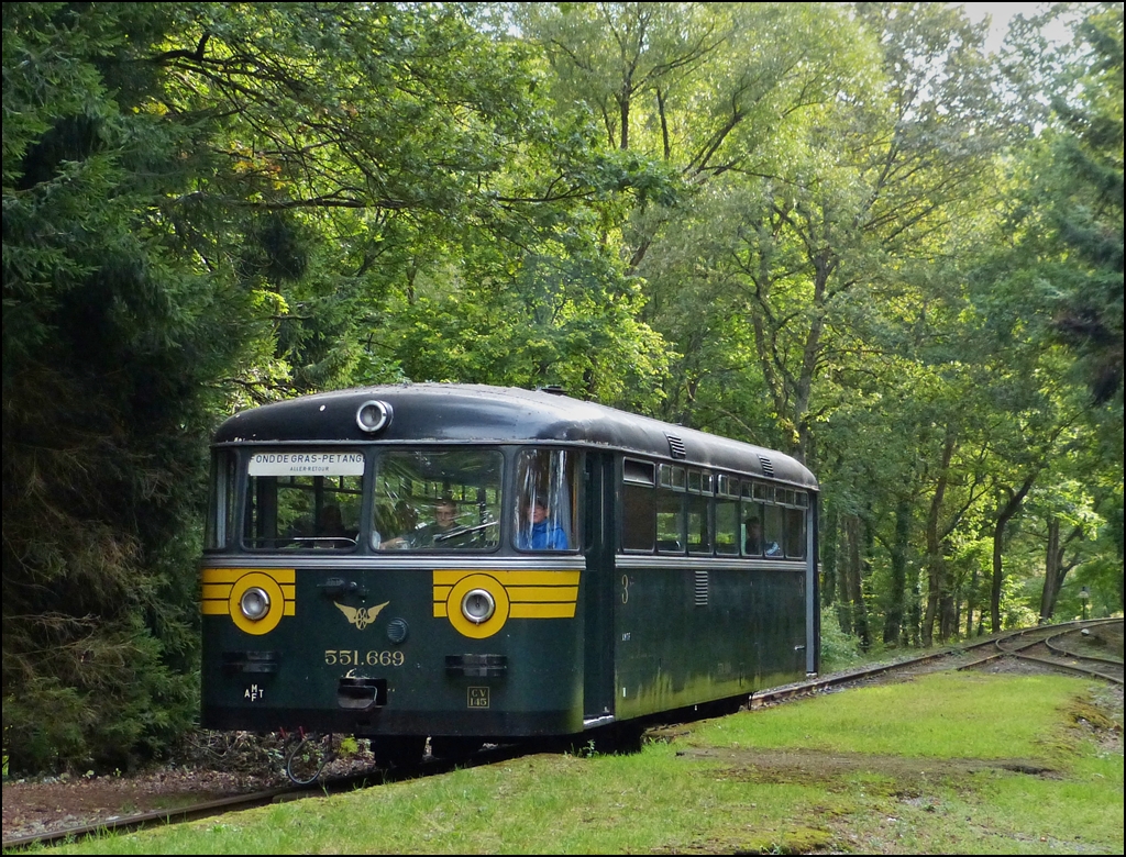 The heritage Uerdinger railcar 551 669 is arriving at the stop Fuussbësch on September 23rd, 2012.