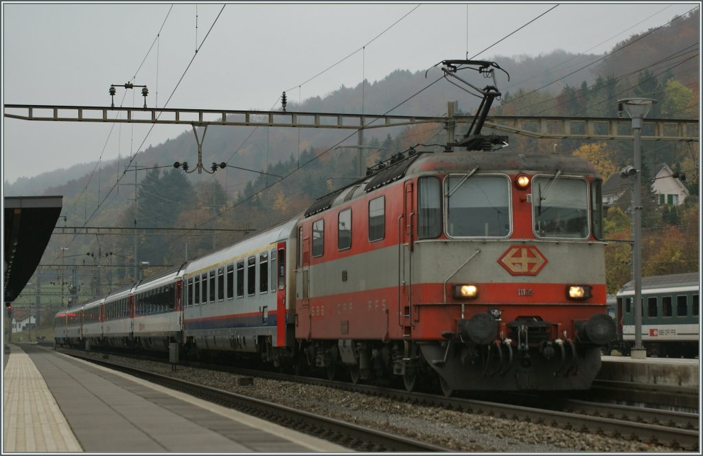 The Highlight of this photo journey: SBB Re 4/4 11109 with an IC to Brussels.
Here by the Stop in Stein Sckingen.
06.11.2011