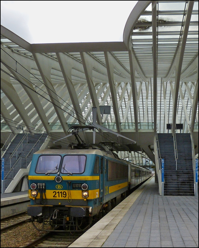 The HLE 2119 with M 4 cars is leaving the station Lige Guillemins on June 25th, 2012.