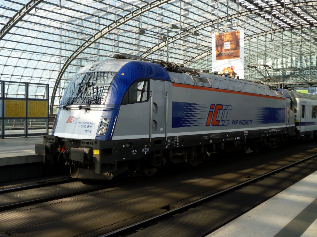 The  Husarz  ES64U4-D with Warsaw-Express EC 44 in Berlin Central Station on July 16th 2010.