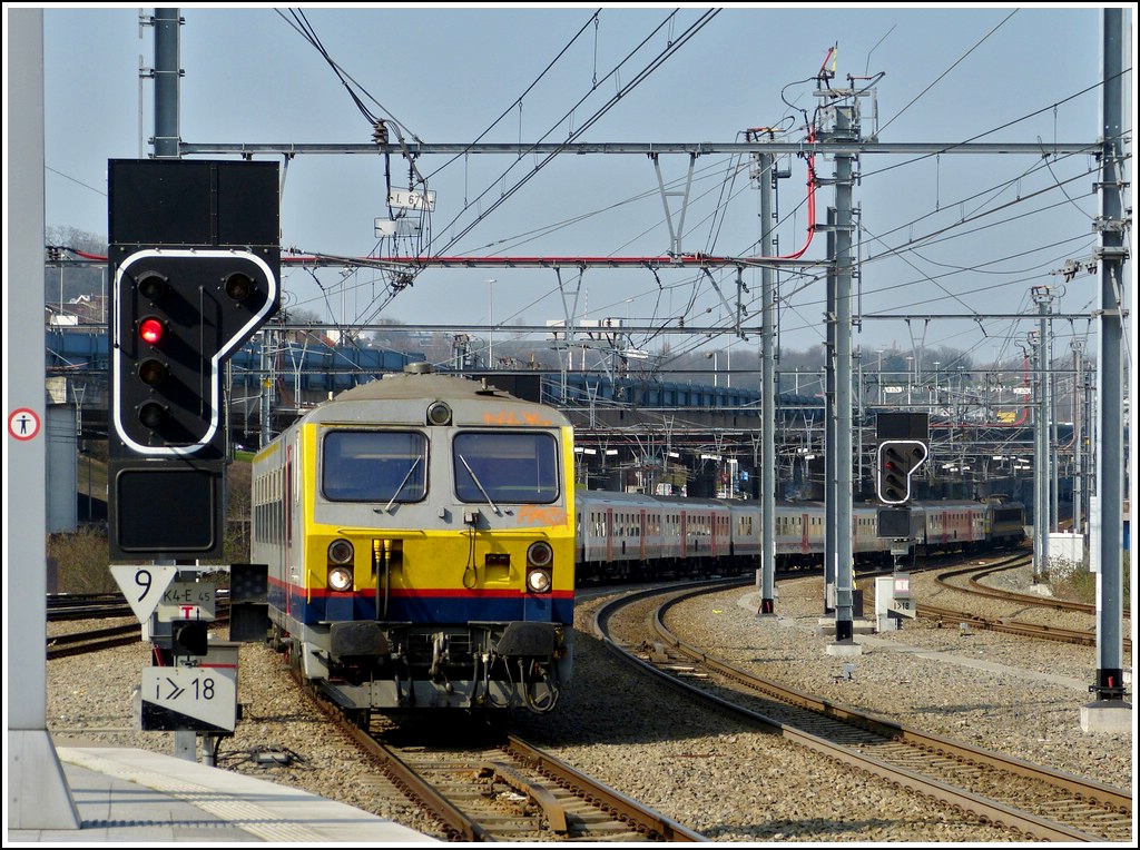 The IC 1711 coming from Quivrain is entering into the station Lige Guillemins on March 23rd, 2012.