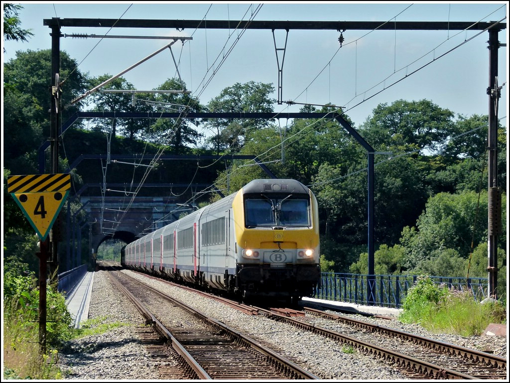 The IC 510 Oostende - Eupen is running over the Vesdre bridge near Dolhain on August 20th, 2011.