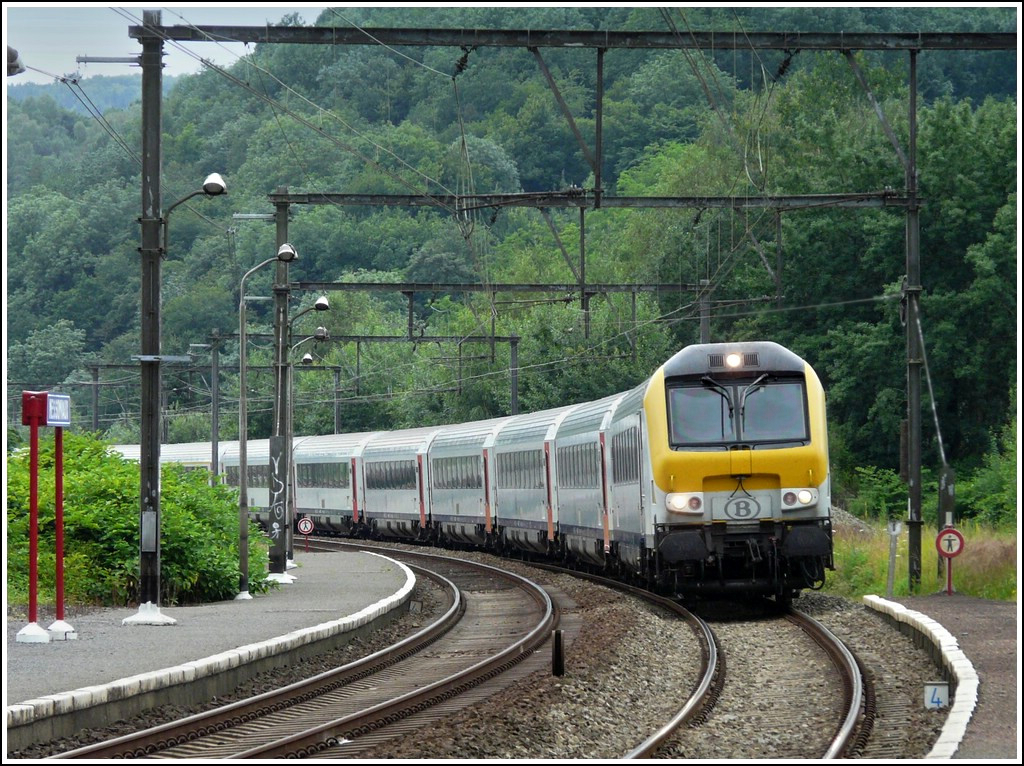 The IC 535 Oostende - Eupen is running through the station of Nessonvaux on July 12th, 2008.