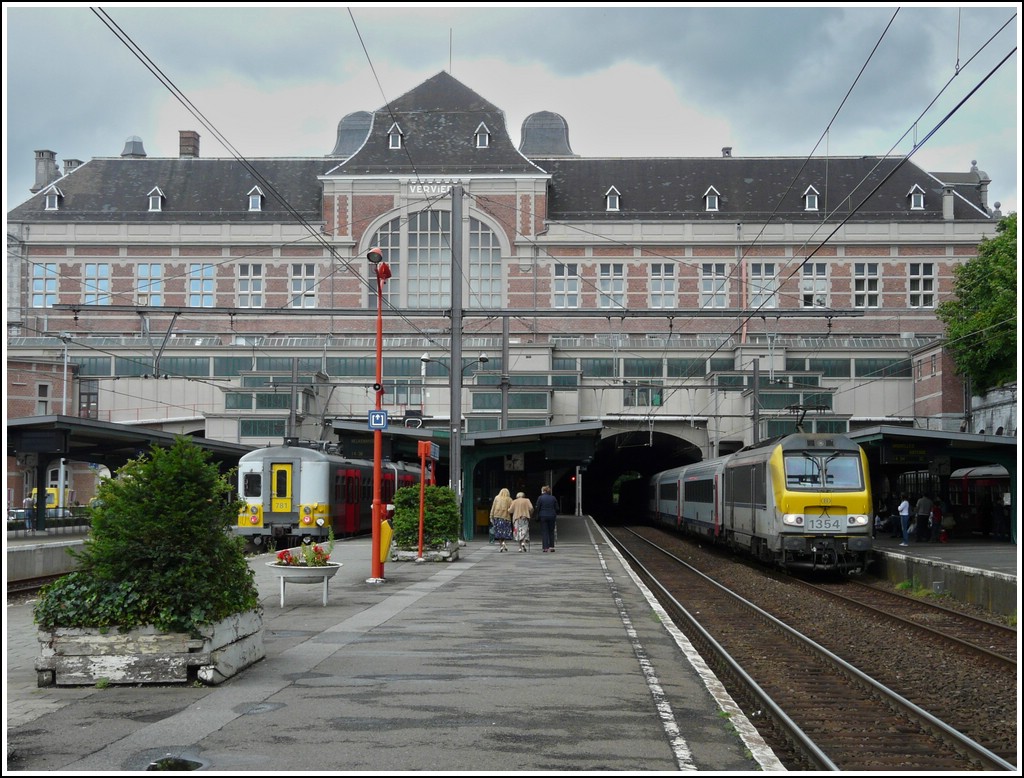 The IC 537 Eupen - Oostende photographed in Verviers Central on July 12th, 2008.