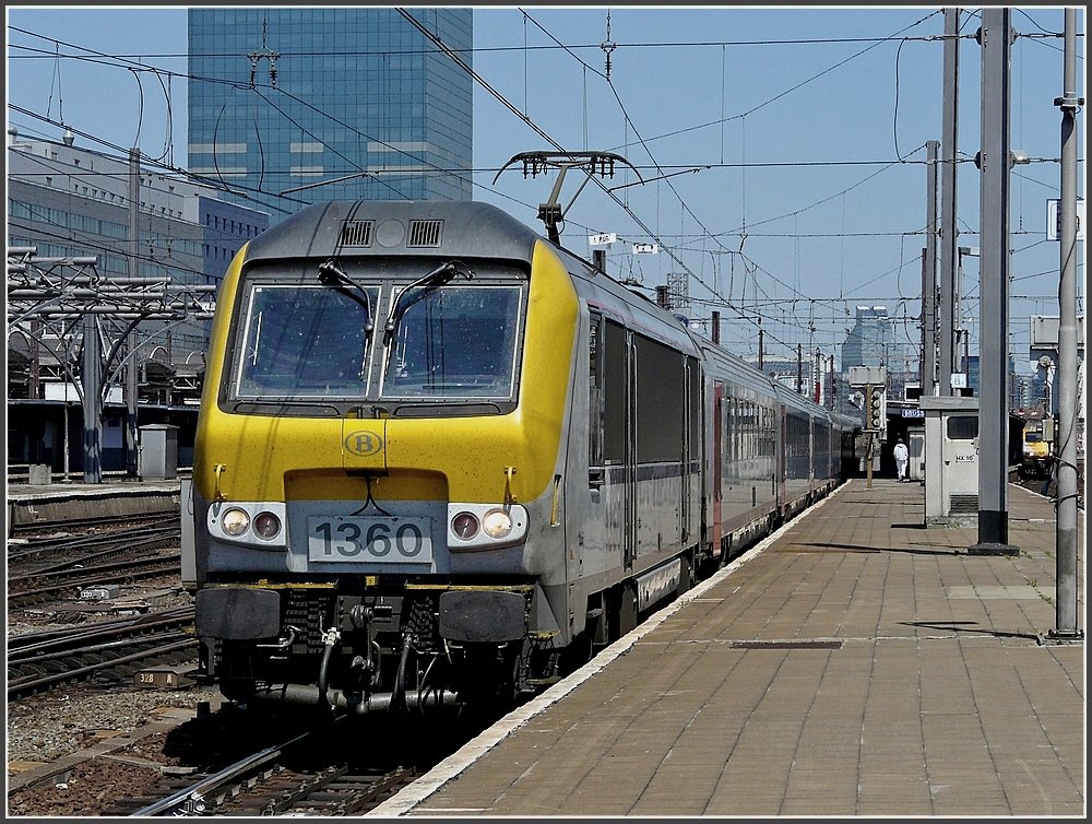 The IC A Eupen-Oostende is leaving the station Bruxelles Midi on May 30th, 2009.