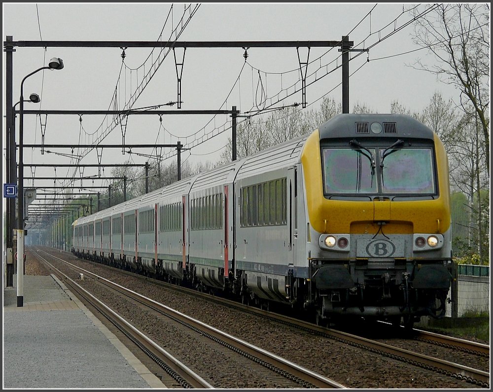 The IC A Oostende-Eupen is running through the station of Hansbeke on April 10th, 2009.