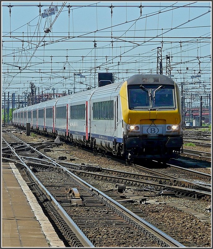 The IC A Oostende-Eupen is entering into the station Bruxelles Midi on May 30th, 2009.