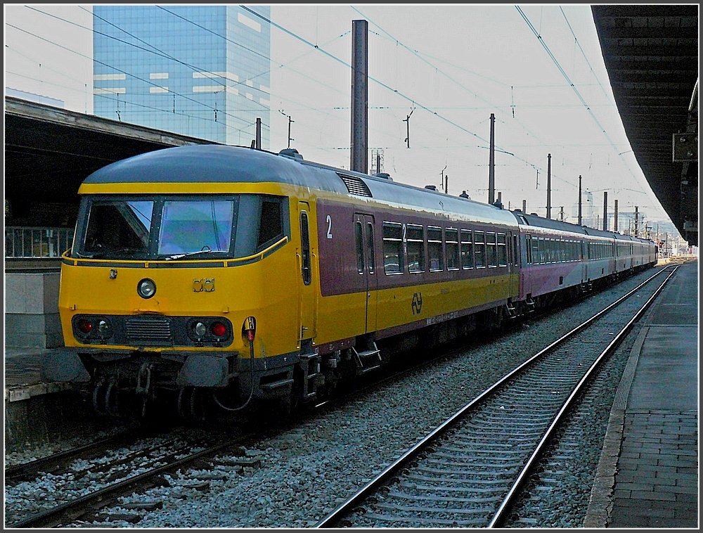 The IC Bruxelles-Amsterdam is waiting for passengers at Bruxelles Midi on February 14th, 2009.