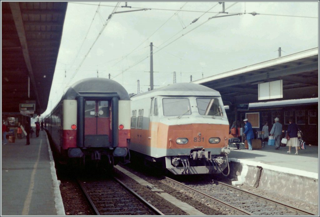The IC  Saphire  is leaving Brussels and this give me the possibility to take a picture from a part of the AM 75. 
(Summer 1985/Scanned negative) 