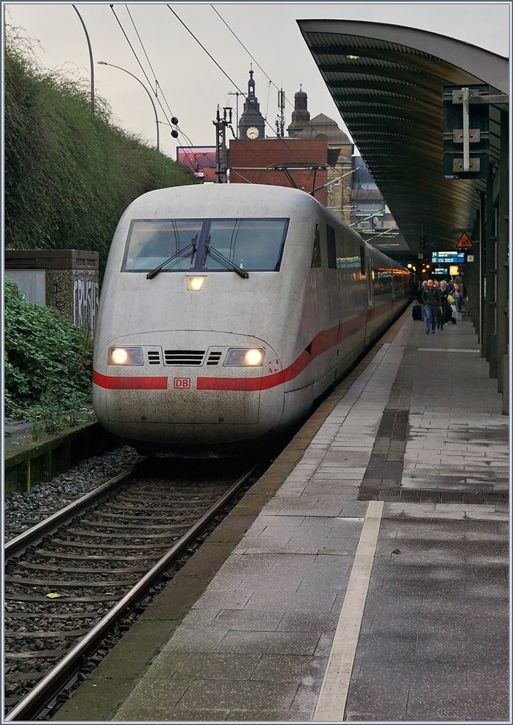 The ICE 74 on the way to Rastatt is waiting his departur in the Main Station of Hamburg.
01.10.2017