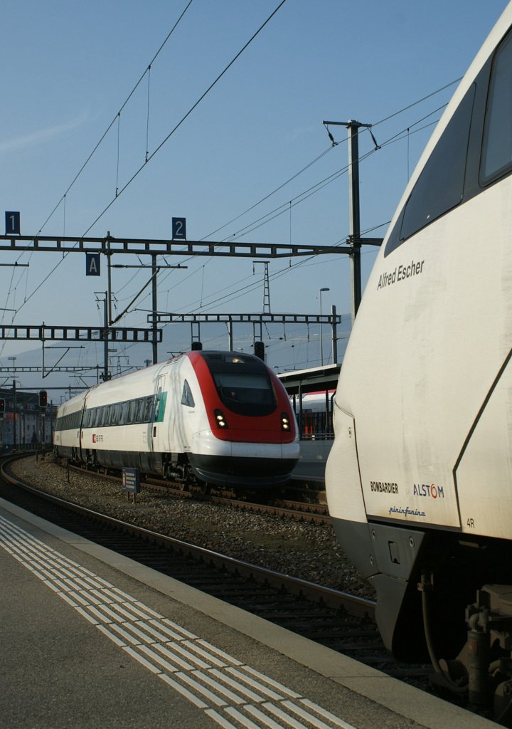 The ICN to Lausanne is ready for departure of the Platform number one and on the second track is arriving the ICN to Geneva. 
19.11.2009
