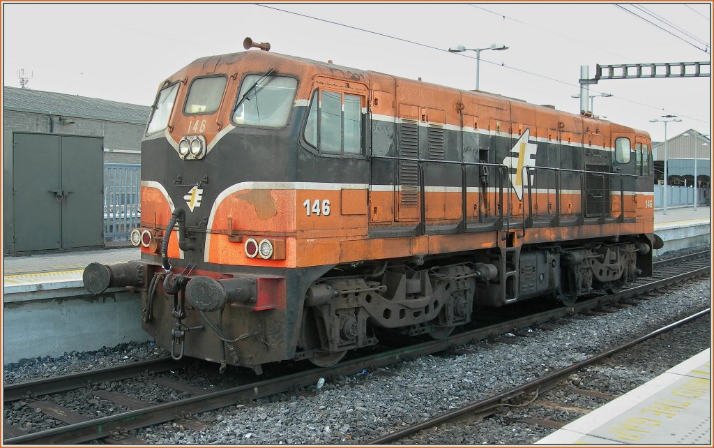 The IR / CIE diesel locomotive 146 of the Class 141 is standing in Dublin Connolly Station (Baile Átha Cliaht Stáisún Ui Chonghaile) and is waiting for a shunting route. Sept. 18, 2007