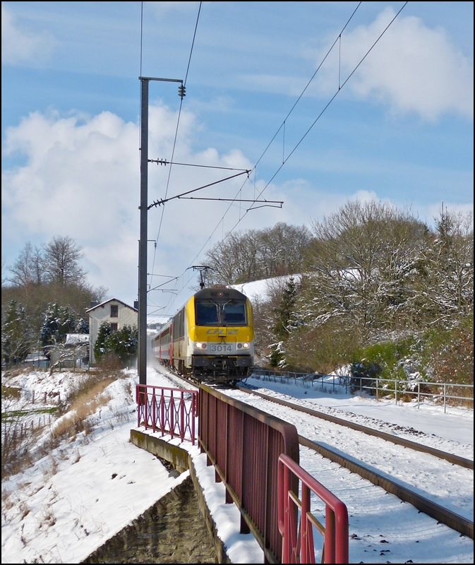 The IR 115 Liers - Luxembourg City is running between Cinqfontaines and Maulusmhle on February 9th, 2013.