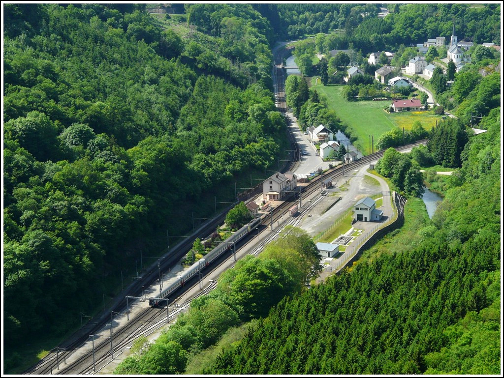 The IR 116 Luxembourg City - Liers is entering into the station of Kautenbach on May 24th, 2009.