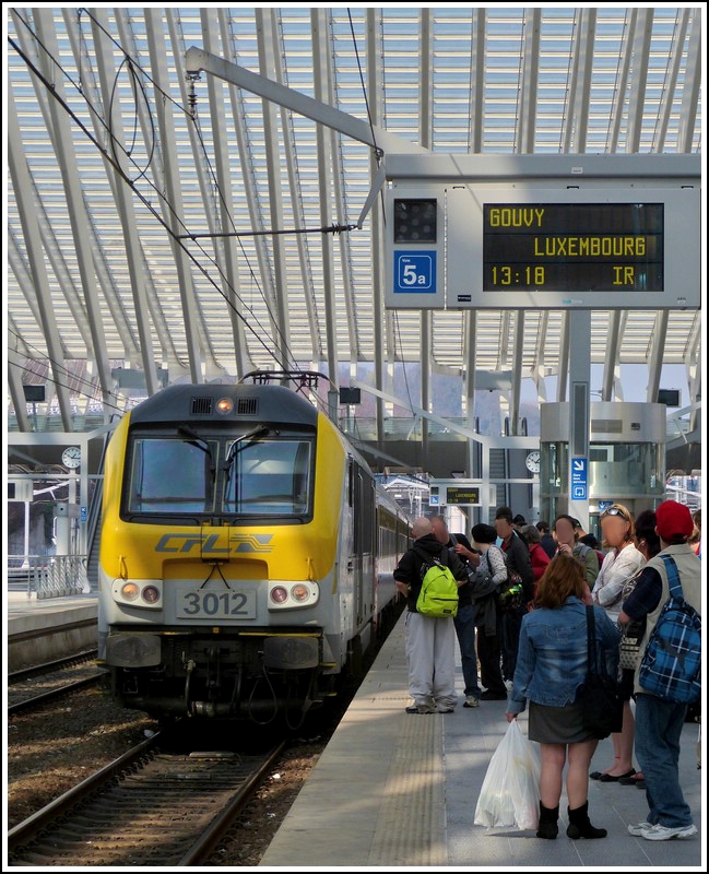 The IR 117 Liers - Luxembourg City is entering into the station Liège Guillemins on March 25th, 2012.