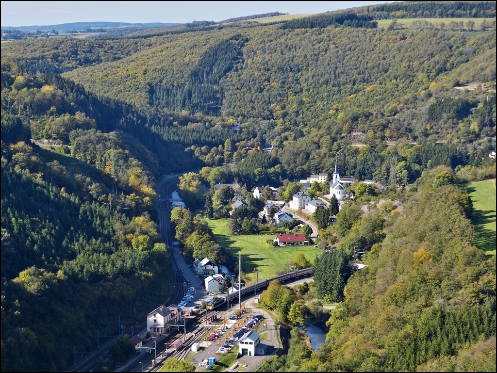 The IR 117 Liers - Luxembourg City is entering into the station of Kautenbach on October 1st, 2012.