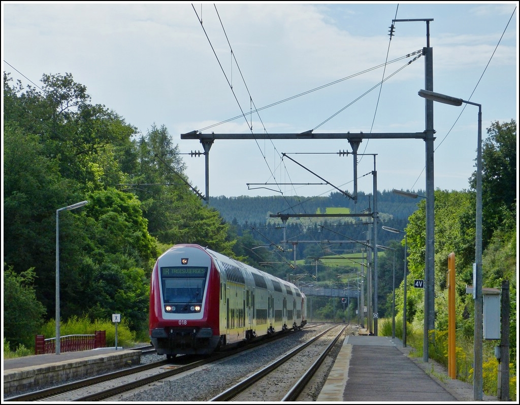 The IR 3710 Luxembourg - Troisvierges is arriving in Wilwerwiltz on July 3rd, 2012.