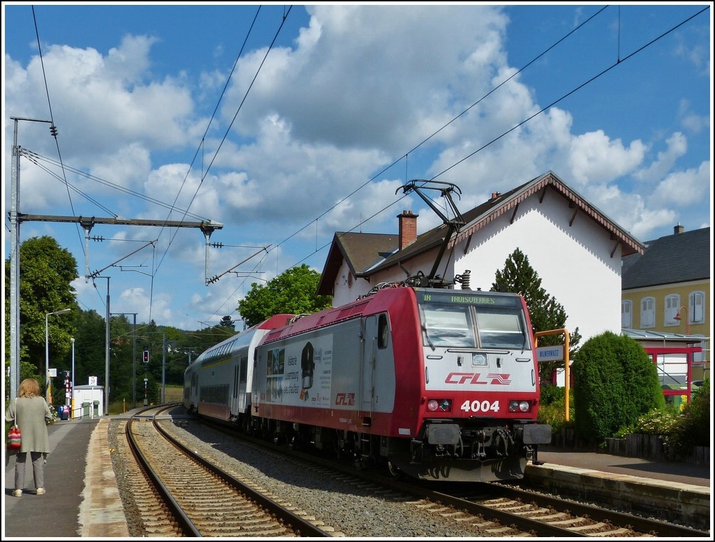 The IR 3710 Luxembourg City - Troisvierges is leaving the station of Wilwerwiltz on July 3rd, 2012.