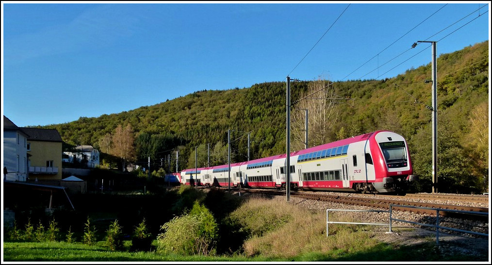 The IR 3716 Luxembourg City - Troisvierges is leaving the stop Drauffelt on October 15th, 2011.