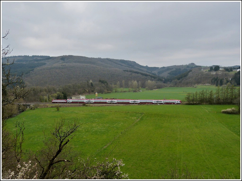 The IR 3737 Troisvierges - Luxembourg City is running through Wilwerwiltz on April 15th, 2012.