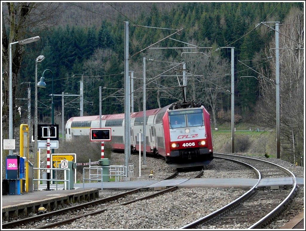 The IR 3743 Troisvierges - Luxemborg City is arriving in Drauffelt on April 15th, 2008.