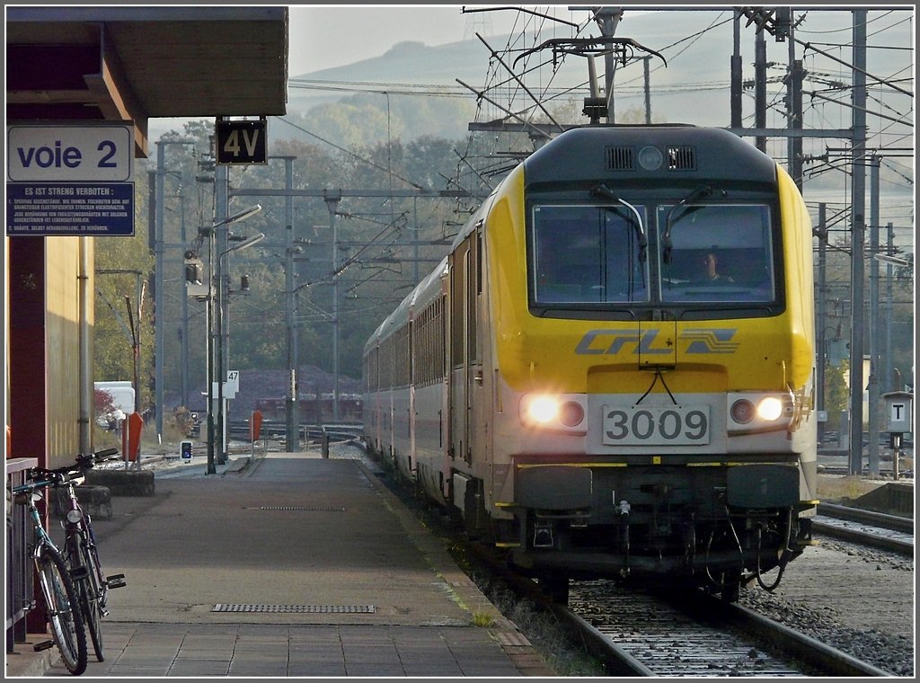 The IR Liers-Luxembourg City arrives at the station of Ettelbrck on October 18th, 2009.