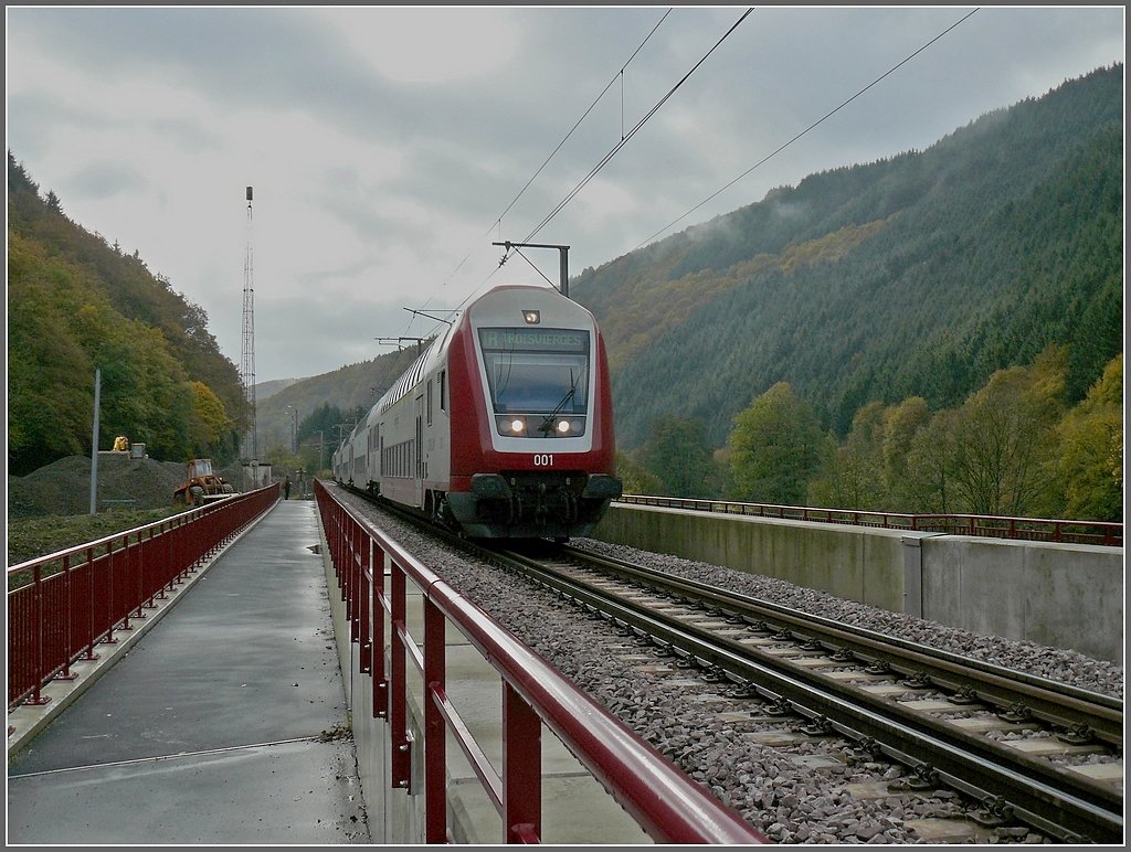 The IR Luxembourg City-Troisvierges headed by the control car 001 is crossing the Sre bridge near Michelau on Ocotber 25th, 2009.