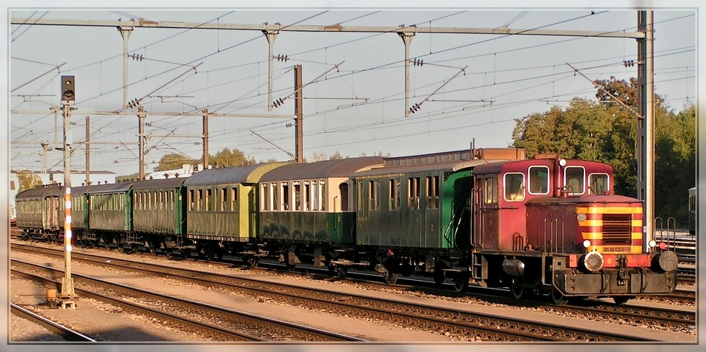 The little shunter 2001 is hauling several heritage wagons through the station of Ptange in the evening of September 19th, 2004.