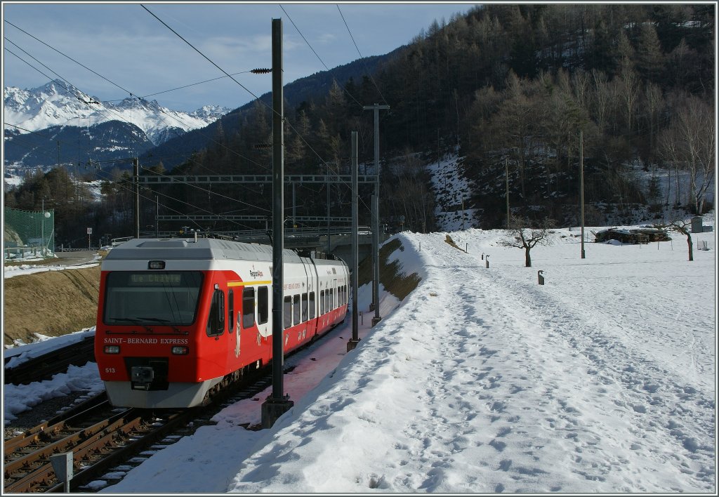 The M-O Local train 26118 is approching Sembrancher. 
27. 01.2013