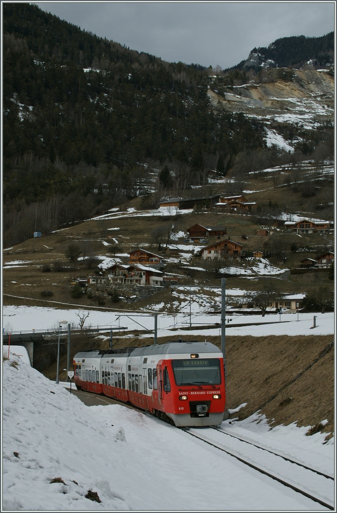 The M-O (TMR/Region Alps) RABe 527 112-2 is leaving Etiez.
27.01.13