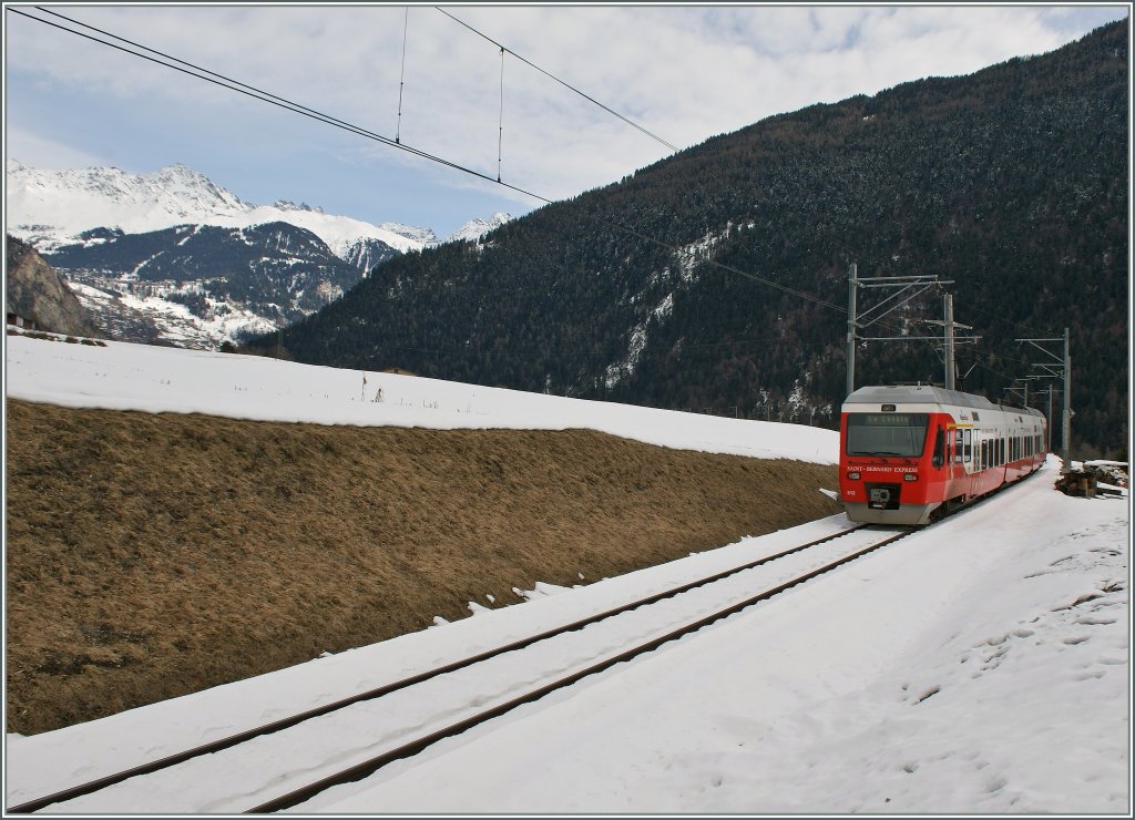 The M-O (TMR/Region Alps) RABe 527 512-8 on the way to le Chable. 
In the background you can see Verbier. 
27.01.2013