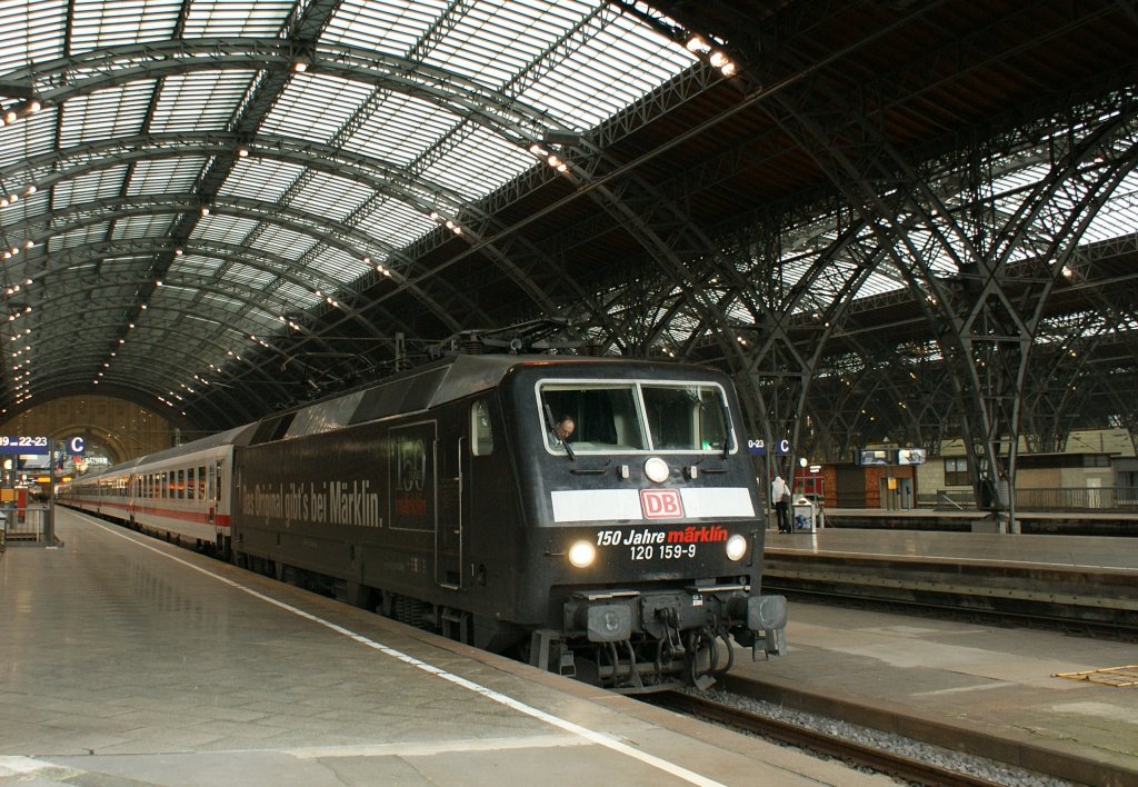 The  Mrklin  DB 120 159-9 with an IC-service to Frankfurt in the big station hall of Leipzig.
08.11.2009