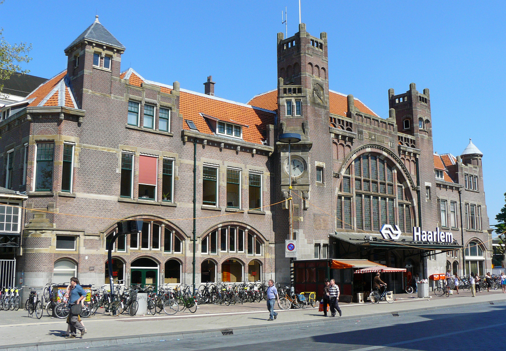 The main entrance of the railwaystation of Haarlem 25-04-2011. 