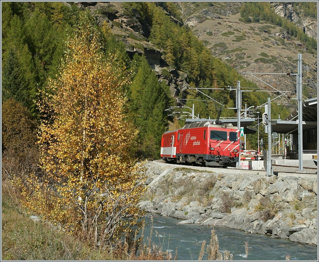 The MGB HGe 4/4 with his train-service from Zermatt to Visp makes a stop in Tsch.
19.10.2012
