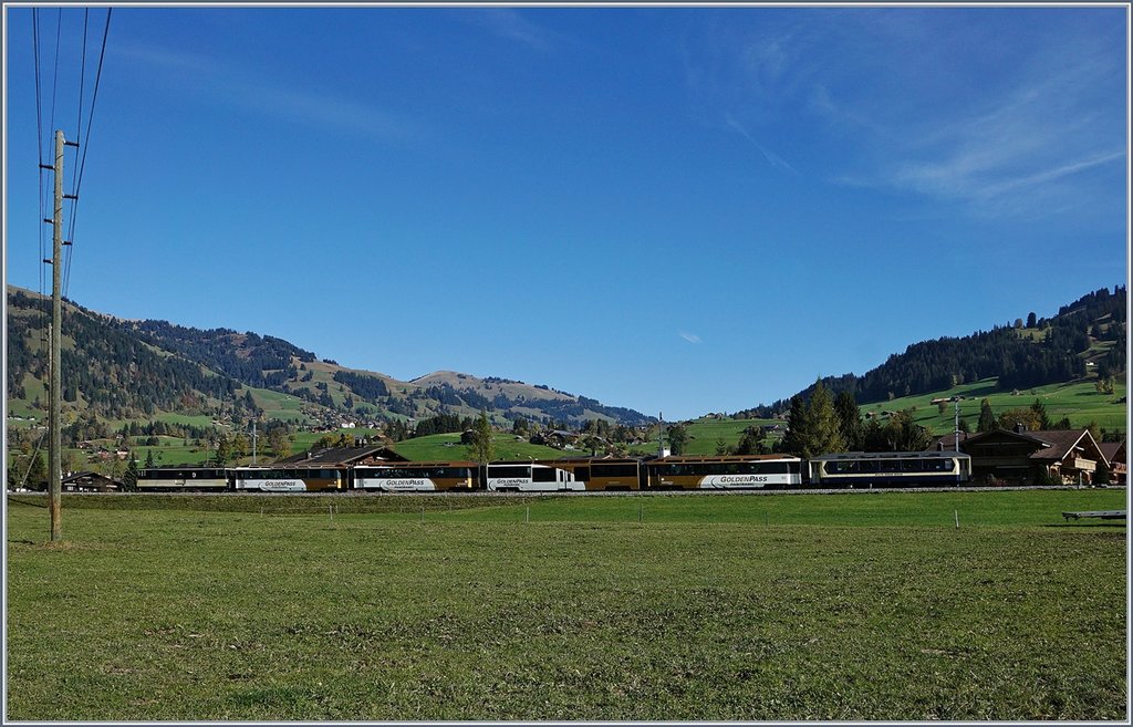 The MOB GDe 4/4  Interlaken  with a MOB Panoramic Express between Gstaad and Saanen.
10.10.2017