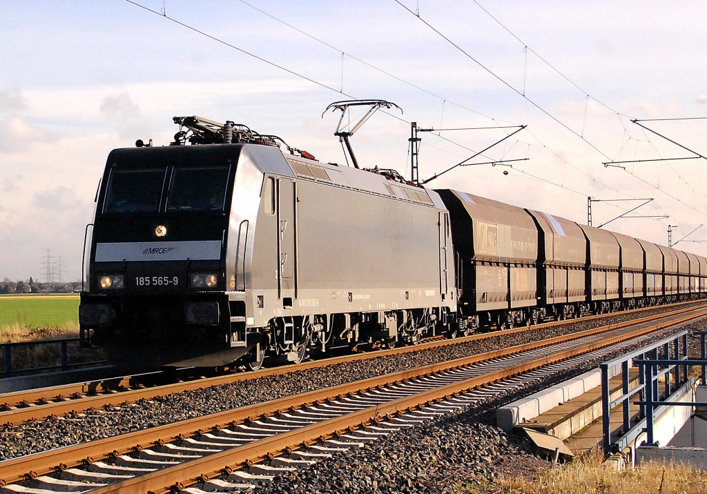 The MRCE-lokomotive class 185 565-9 with it's coalcars is here straight at the bridge that crosses the Kuckhofer Strasse near Allerheiligen. Friday 27th january 2012
