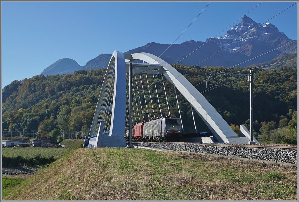 The Novelis ES 64 F4 090  Göttingen  (UIC 9180 6189 990-5 D Diispo Class 189 VE) on the new Massogex Bridge between St Maurice and Bex. 
11.10.2017