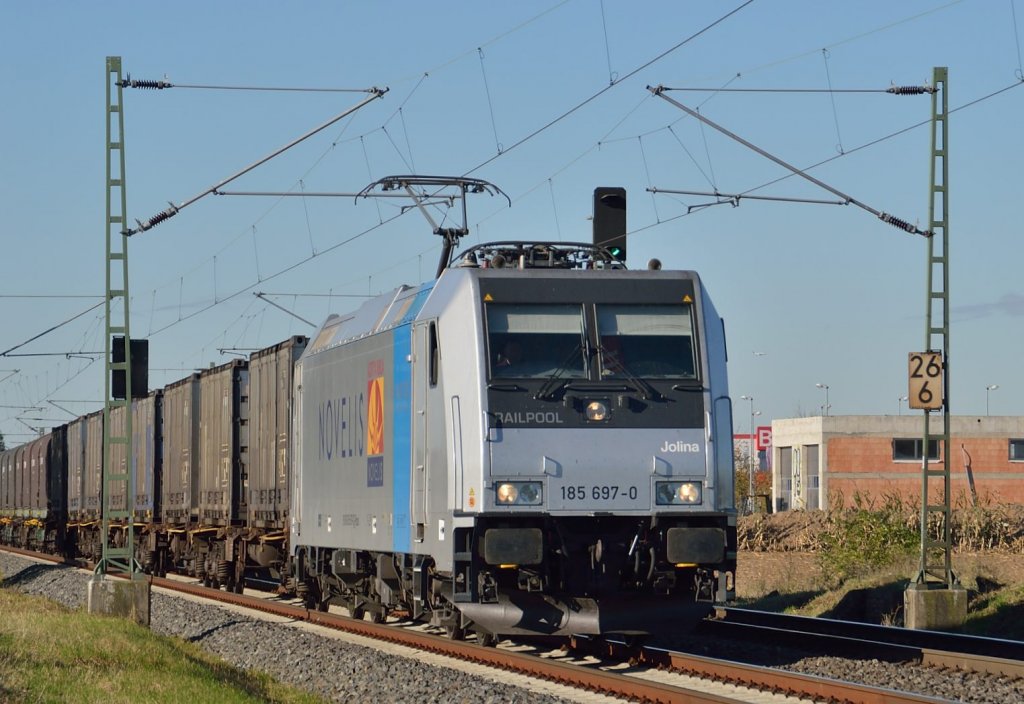 The Novelis-locomotive Jolina class 185 697-0 with an long alloytrain is straight near to it's desteny Nievenheim. Photo is taken near Allerheiligen.27.10.2012