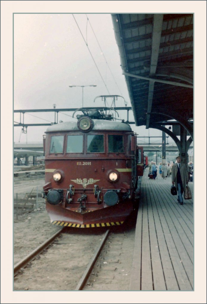 The NSB 111.2091 in Oslo. 
scanned negative, september 1986