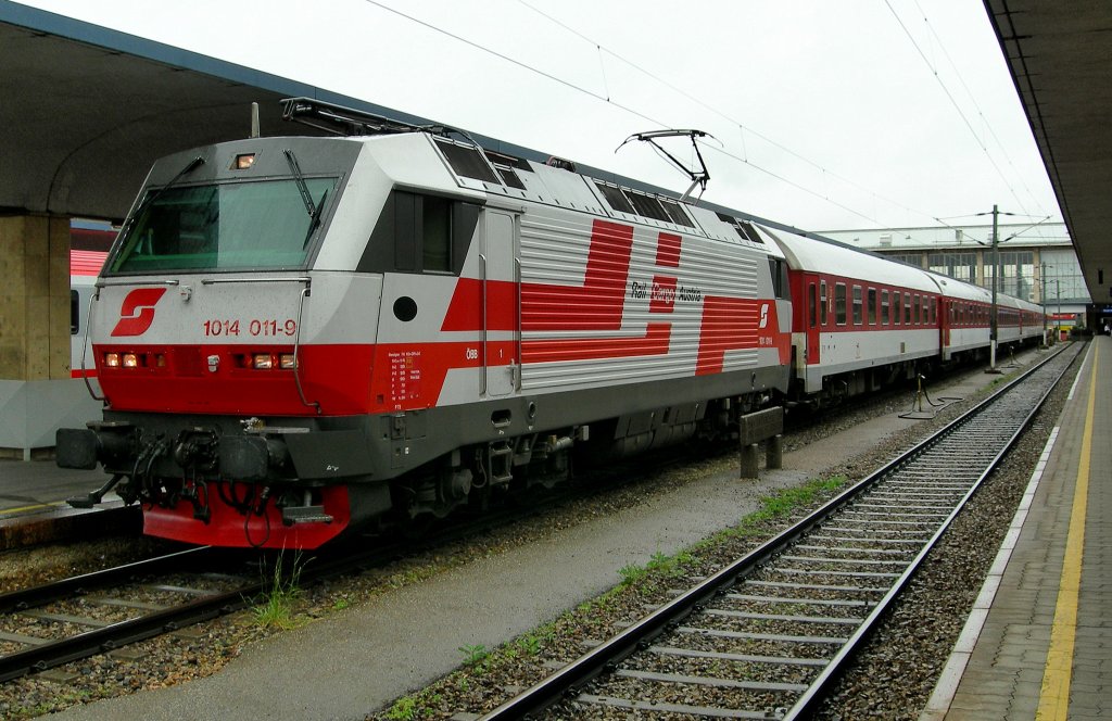 The BB 1014 waits in Wien Westbf. with his IC to Bratisalva an Kosice the departure time. 
19.05.2008