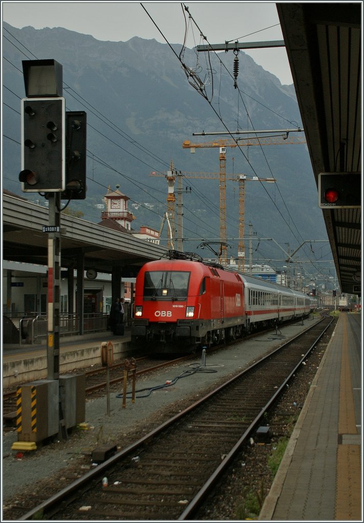 The BB 1016 016-7 is arriving with the IC 118 from Salzburg to Mnster in the Main station of Innsbruck. 
17.09.2011
