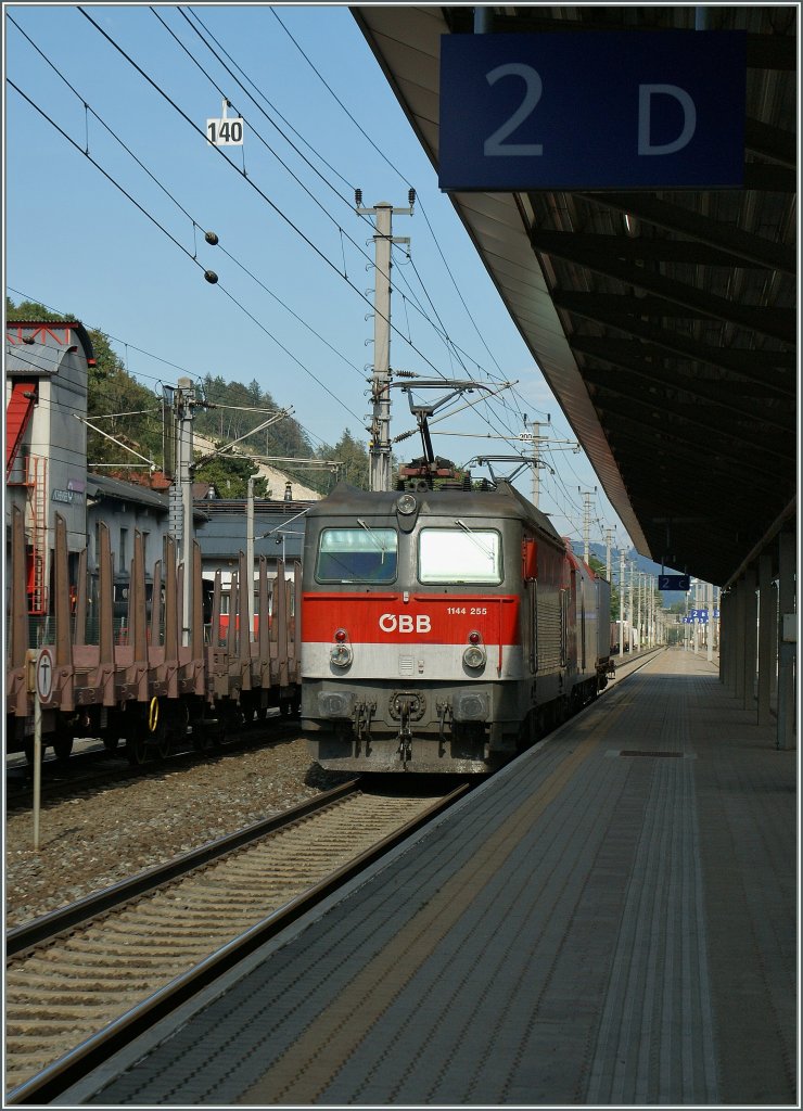 The BB 1144 255 and a Taurus with a very short Cargo train in Jenbach.
16.09.2011