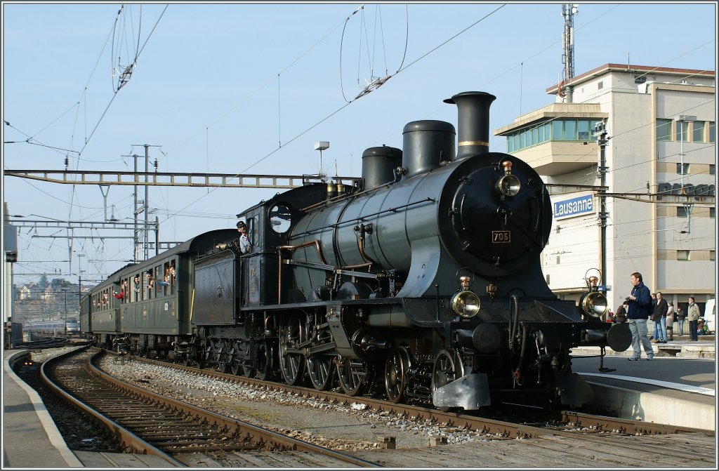 The old and amazing A 3/5 705 is arriving at Lausanne Station. 
16.11.2008