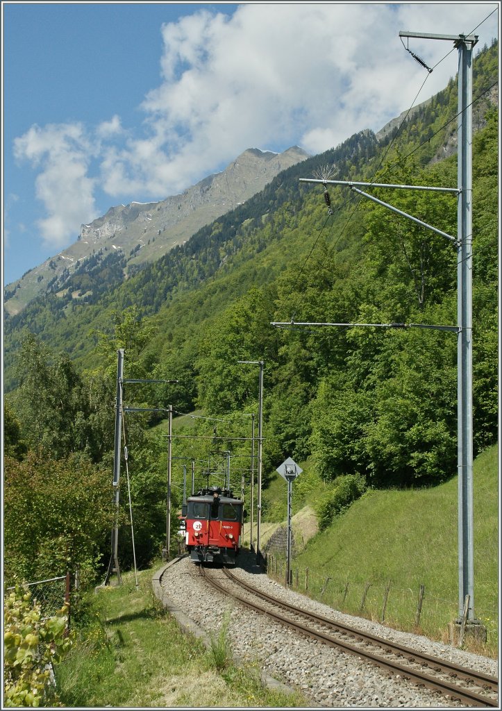 The old De 4/4 110 021-3 with an IR from Interlaken to Luzern by Ebligen.
05.06.2013