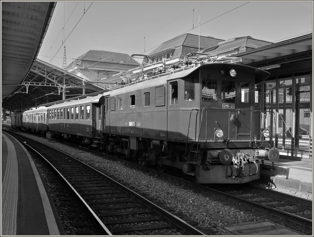 The old SMB (Solothurn Mnster Bahn) Be 4/4 171 with a special service from Basel to Sion by the shortstop in Lausanne.
27.02.2012