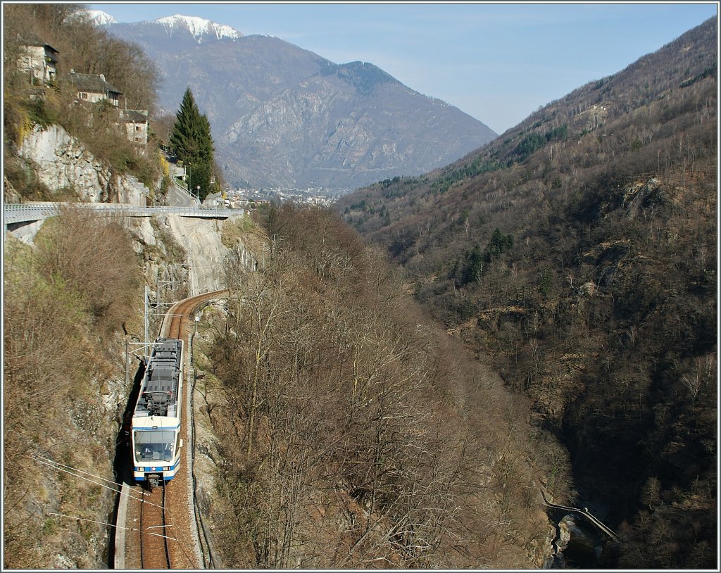 The  One hundred Glenn Line  from Locarno to Camedo by Intragna. In  the dark Glenn you can see the  Roman Bridge  (build 1588) over the Melezza to Rasa.
24.03.2011