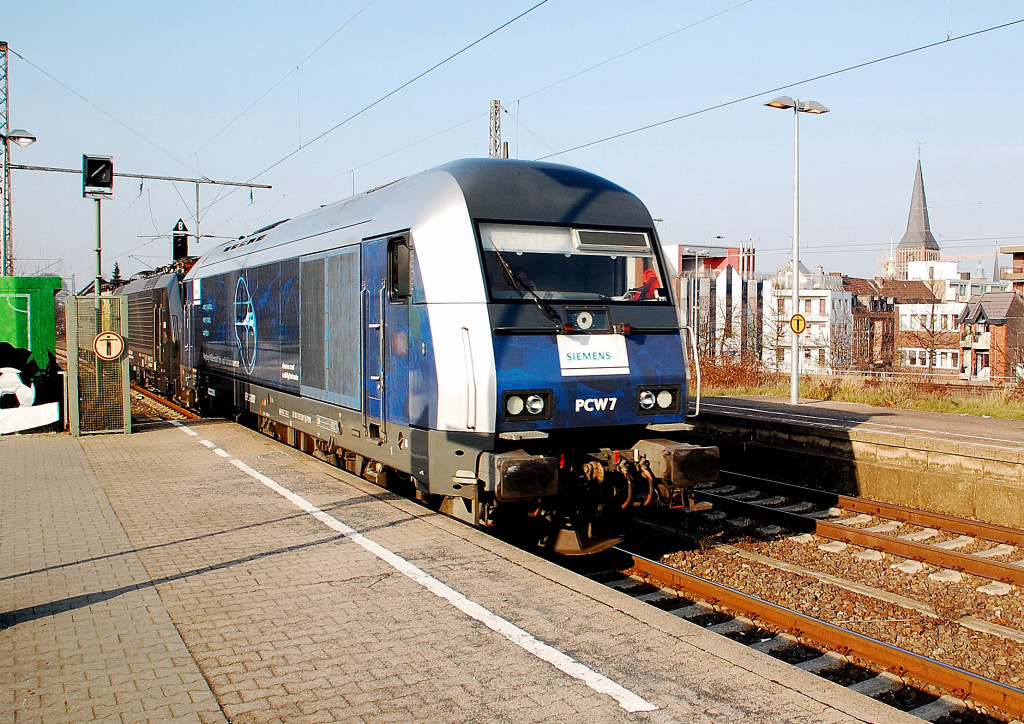 The PCW-7(Prfcenter Wildenrath) class 223 081-1 passing track 4 at Rheydt mainstation on its way to Wildenrath Test Center for railwayvihicles in the area of western Germany. The locomotiv ist pulling two other electriclocomotives of the class 189. The tracks from Rheydt-Rangierbahnhof to the Wildenrath Testcenter are unelectrificed, so that the Diesel must do the traction. Photo from 16. march 2012