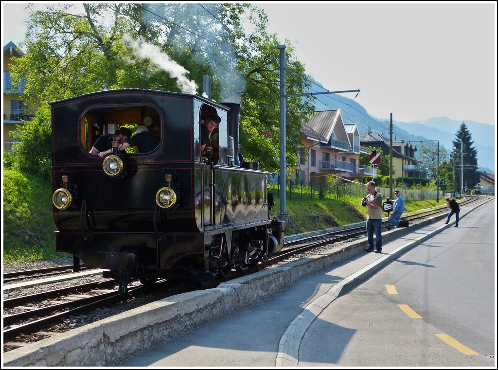 The photographers are very interested in the steam engine BAM N6 in Blonay on May 27th, 2012.