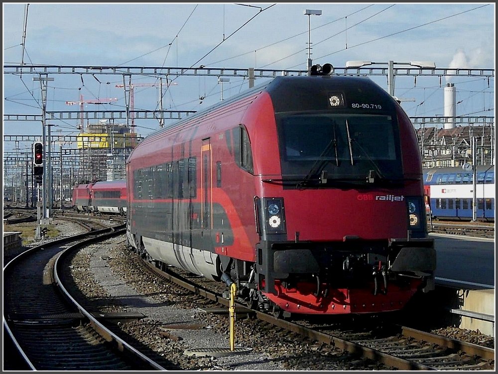 The Railjet is leaving the main station of Zrich on December 27th, 2009.